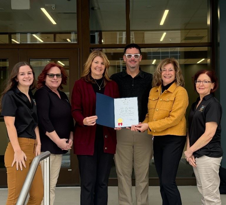 Auditor employees receiving award